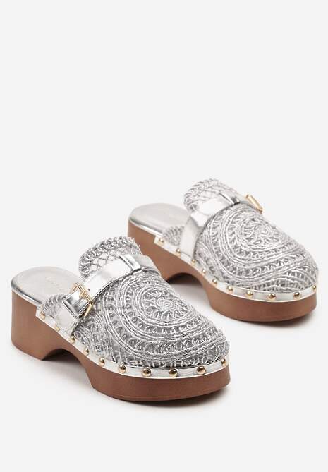 Srebrne Klapki w Stylu Chodaków z Ażurową Cholewką na Słupku i Platformie Ozdobione Nitami Traivea