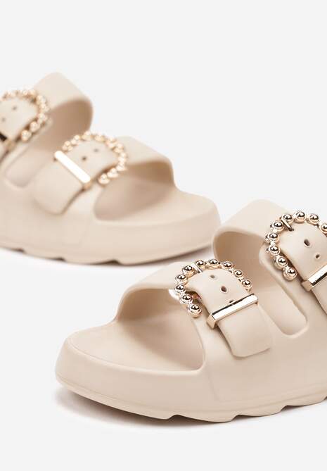Beżowe Klapki na Płaskiej Podeszwie z Ozdobnymi Paskami i Metalicznymi Klamrami Missalori