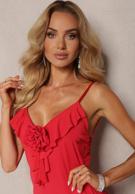 Czerwona Sukienka Koktajlowa o Dopasowanym Kroju z Ozdobną Broszką Kwiatkiem i Falbaną Vikassa