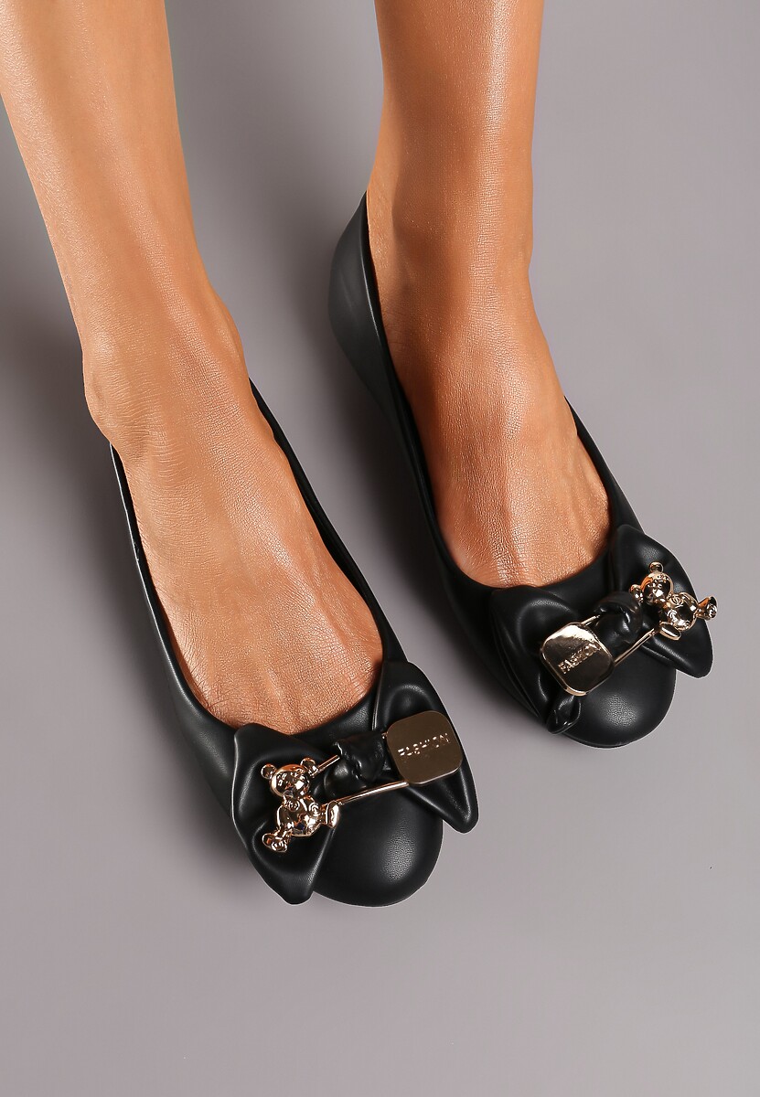 Białe Casualowe Balerinki na Płaskiej Podeszwie Ozdobione Metalowym Elementem i Kokardą Timahel