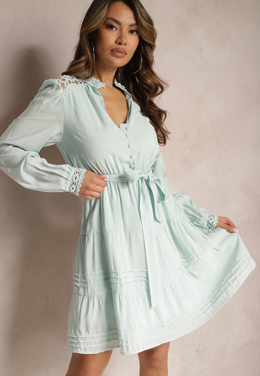 Jasnoniebieska Rozkloszowana Sukienka z Koronkowymi Wstawkami i Wiązaniem w Talii Padria