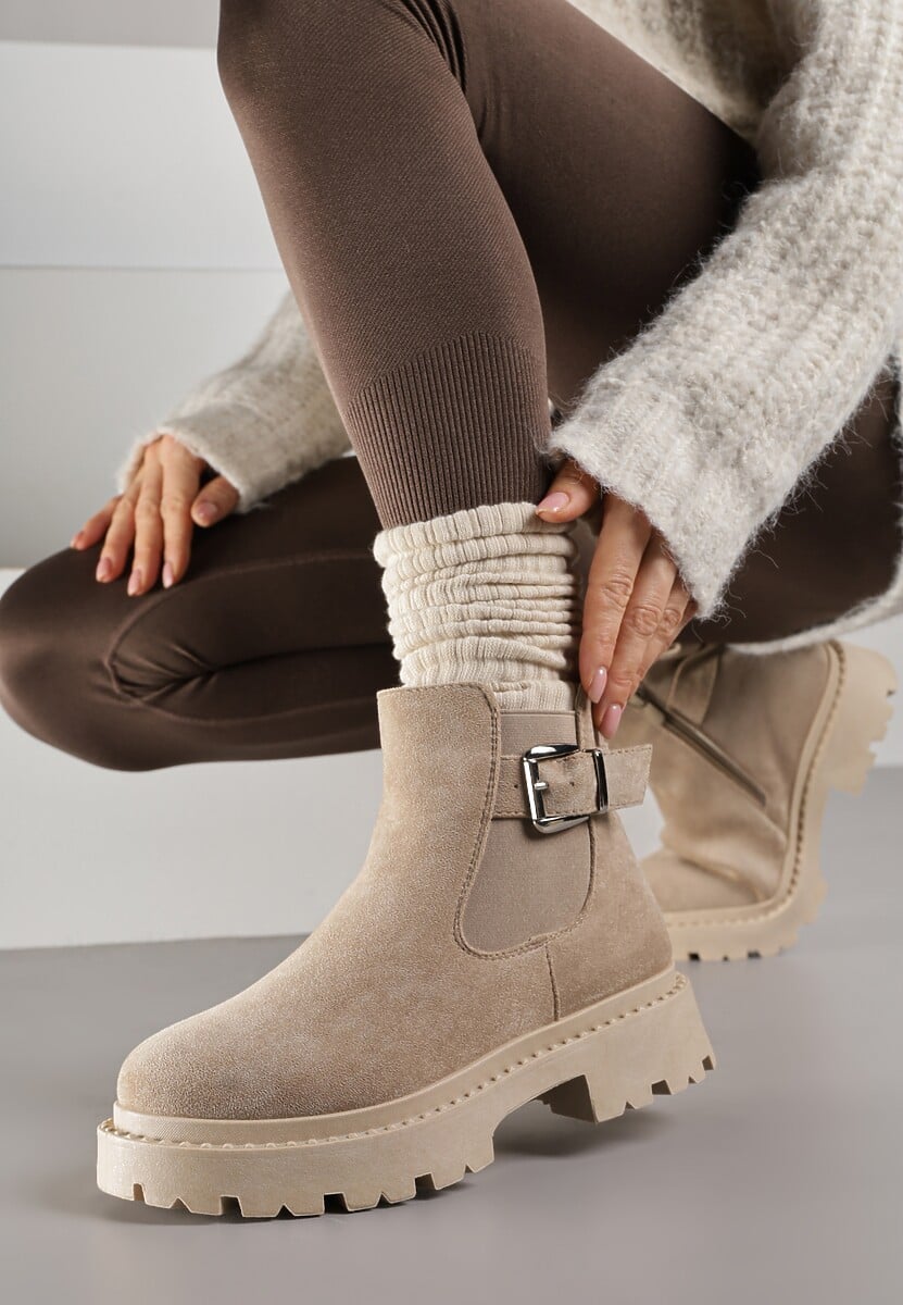 Ciemnobeżowe Botki na Płaskiej Podeszwie z Metaliczną Klamrą Tarlana