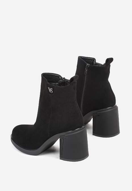 Czarne Botki do Kostki VICES z Imitacji Zamszu na Słupkowym Obcasie z Aplikacją przy Cholewce Nelerie