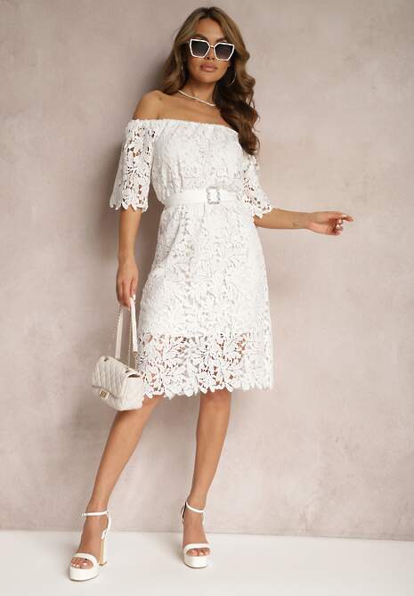Biała Sukienka o Klasycznym Fasonie z Koronką i Paskiem Ineslina