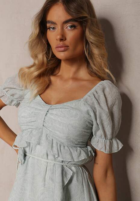 Zielona Rozkloszowana Sukienka z Falbankami i Bufiastymi Rękawami Zdobiona Broszką Simadea