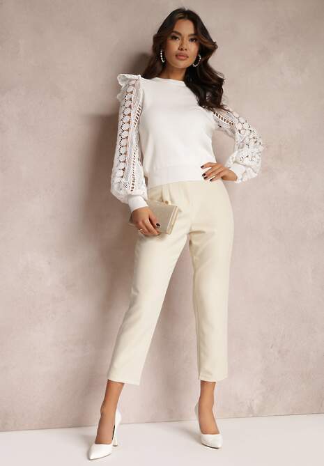 Biały Sweter Dzianinowy z Falbankami i Ażurowym Zdobieniem Halni