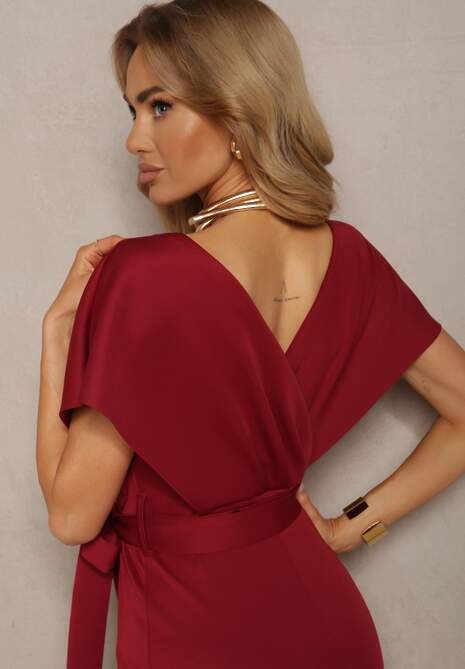 Bordowa Sukienka Koktajlowa z Trójkątnym Dekoltem i Materiałowym Paskiem z Rozcięciem Wilni