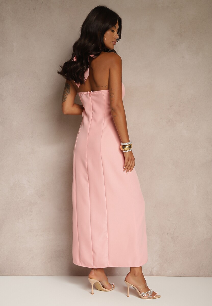 Różowa Sukienka z Wiskozą z Dekoltem Halter i Ozdobną Broszką Naliannae