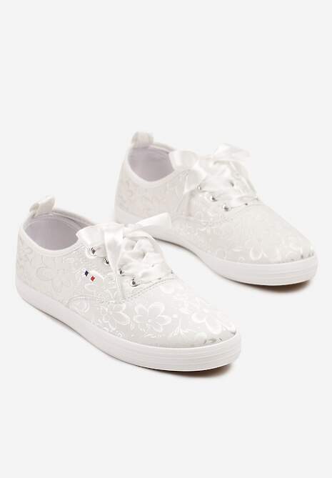 Białe Tenisówki Ozdobione Kwiatami Telesiena