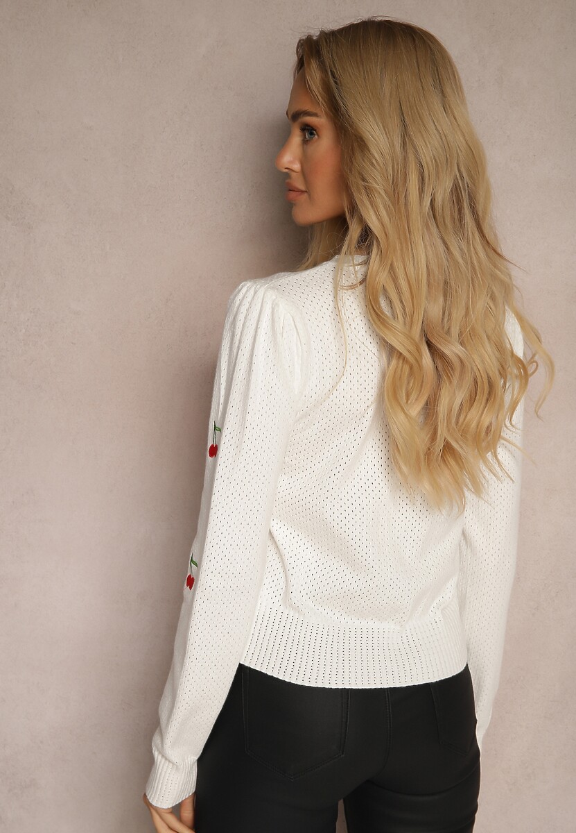 Biały Sweter z Wiskozą i Ozdobną Perforacją z Aplikacjami w Kształcie Wisienek Niriala