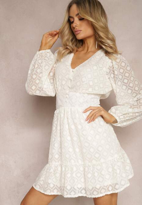 Jasnobeżowa Koktajlowa Sukienka z Geometrycznym Wzorem na Siateczce z Falbankami Agofona