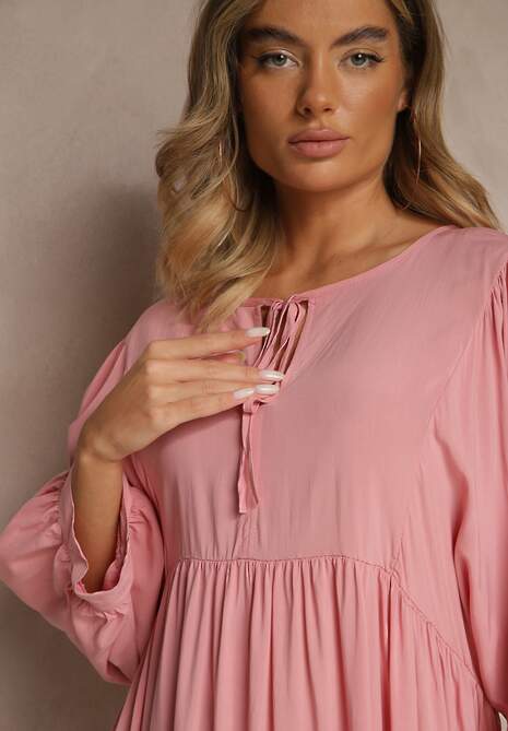 Różowa Wiskozowa Sukienka o Rozkloszowanym Kroju Wiązana przy Dekolcie Tilvessa