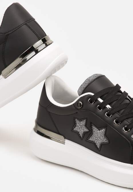 Czarne Sneakersy na Płaskiej Podeszwie Ozdobione Metalicznymi Elementami i Wstawkami Kalelia
