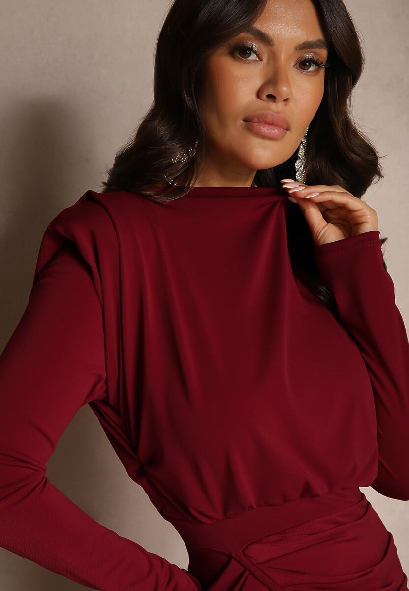 Bordowa Dopasowana Sukienka Koktajlowa Ozdobiona Marszczeniem Besni