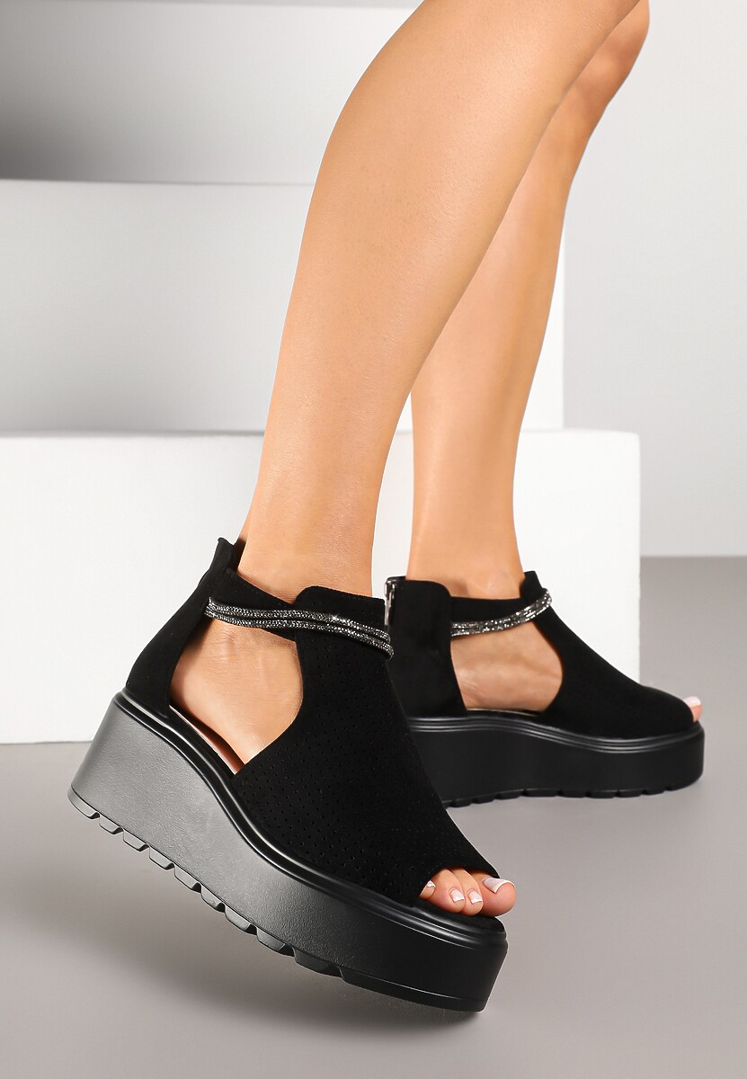 Czarne Sandały na Koturnie Ozdobione Perforacją i Cyrkoniami Sopassa