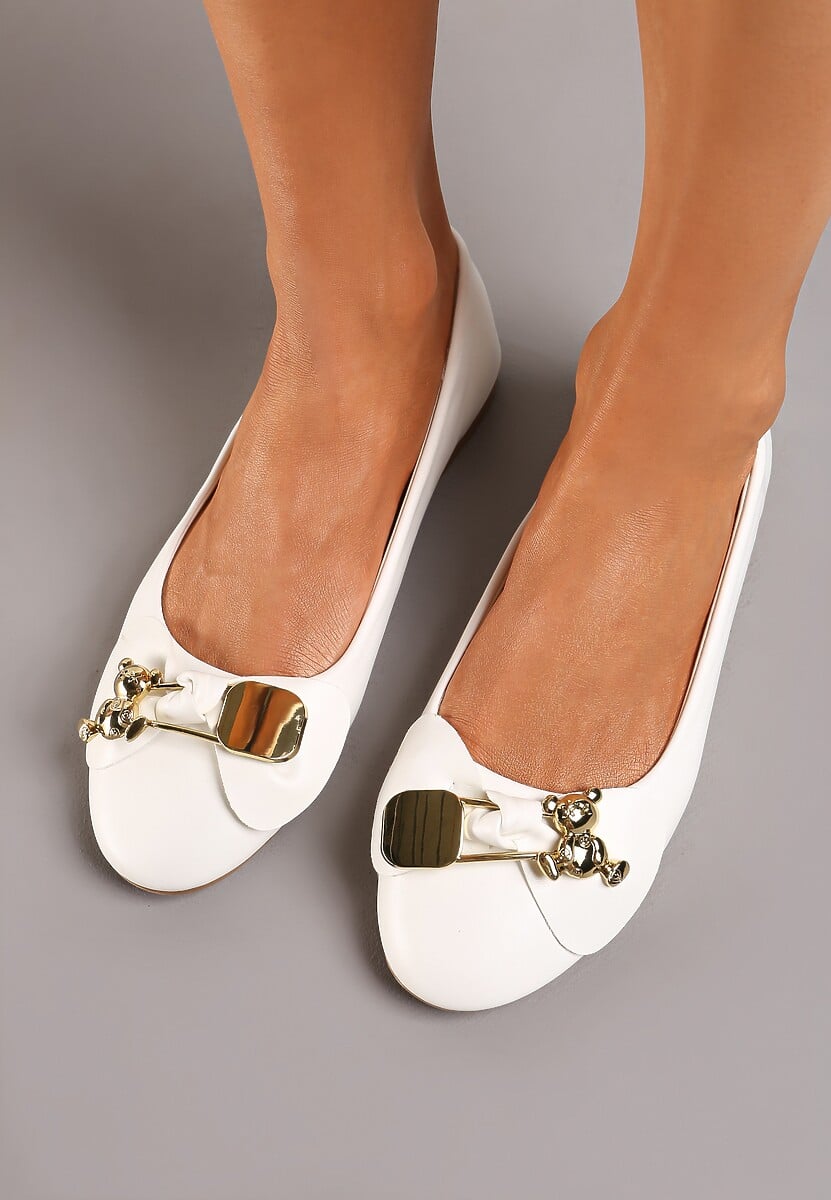 Białe Balerinki z Metalową Ozdobą na Froncie Alverua