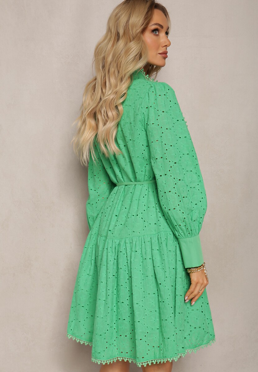 Zielona Sukienka Zdobiona Haftowaniem i Perłowymi Guzikami ze Stójką Wialon