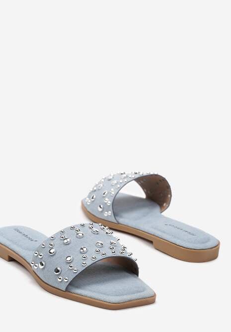 Jasnoniebieskie Klapki z Imitacji Skóry na Płaskiej Podeszwie z Ozdobnymi Nitami Risalia