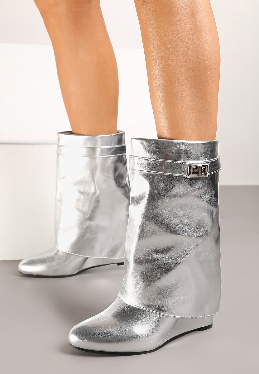 Srebrne Botki na Koturnie z Wywiniętą Cholewką Ozdobioną Rozpinaną Klamrą Niavin