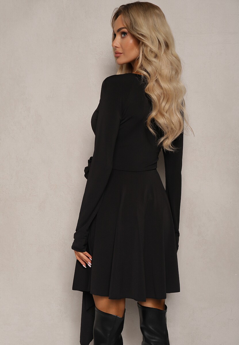 Czarna Sukienka Asymetryczna z Odpinaną Broszką w Kształcie Kwiatka Incendia