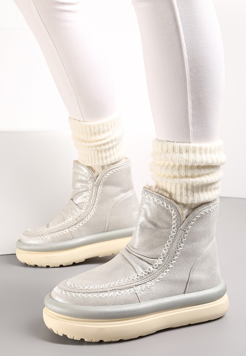 Srebrne Błyszczące Śniegowce na Platformie z Kontrastowymi Przeszyciami Okuniza