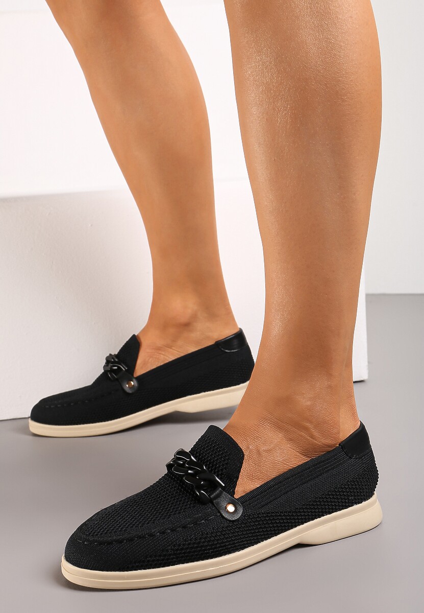 Czarne Mokasyny z Metalicznym Łańcuchem i Perforacją Mireali