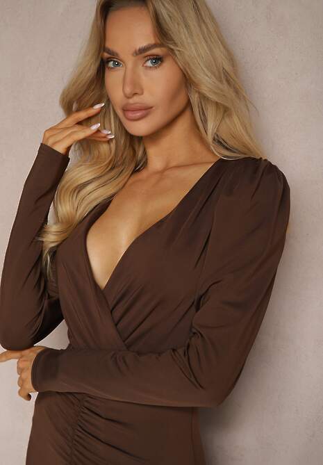 Brązowa Sukienka Koktajlowa z Dekoracyjnym Marszczeniem i Rozcięciem Zaivenne