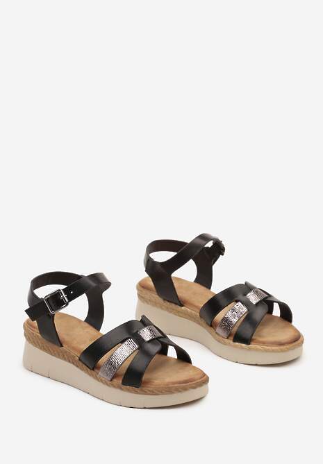 Czarne Sandały na Koturnie Ozdobione Metalicznym Paskiem Zapinane Wokół Kostki Ivolia