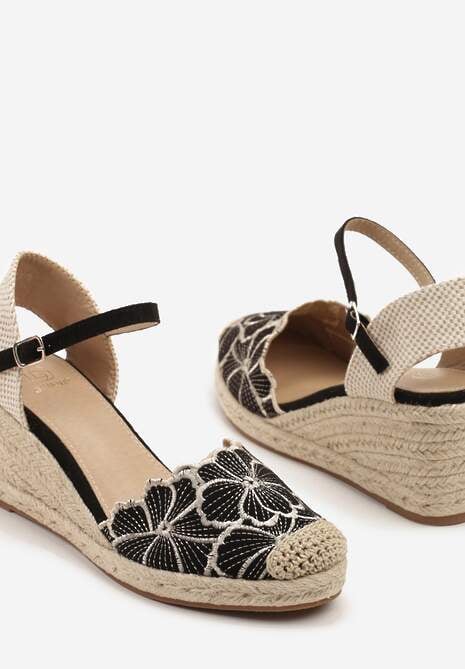 Czarne Sandały z Ozdobnym Haftem z Kwiatami na Plecionym Koturnie Soridelle