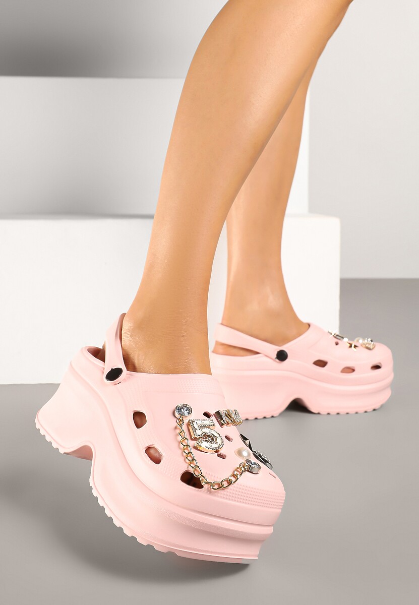 Białe Klapki na Platformie Ozdobione Aplikacjami i Perełkami Heleldi