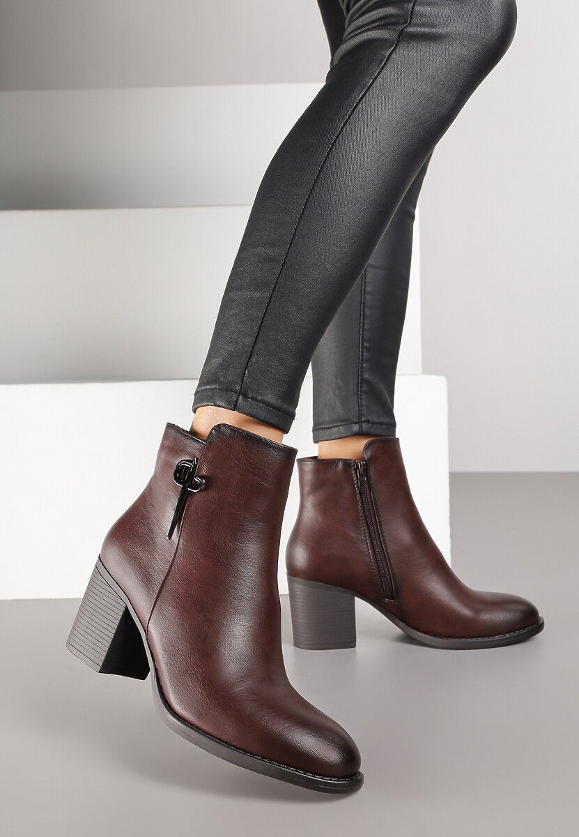 Bordowe Botki na Obcasie Typu Słupek z Metalowym Zdobieniem Hanilena