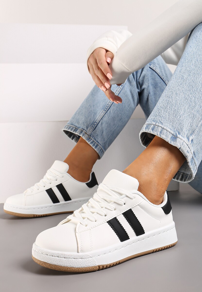 Białe Sneakersy na Płaskiej Podeszwie Ozdobione Kontrastowymi Paskami Navisella