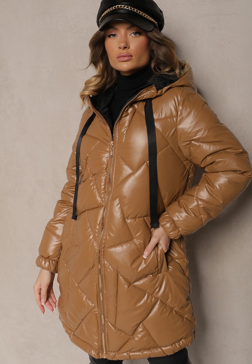 Jasnobrązowa Kurtka Pikowana o Długim Kroju z Kapturem Ozdobiona Sznurkami Polezi