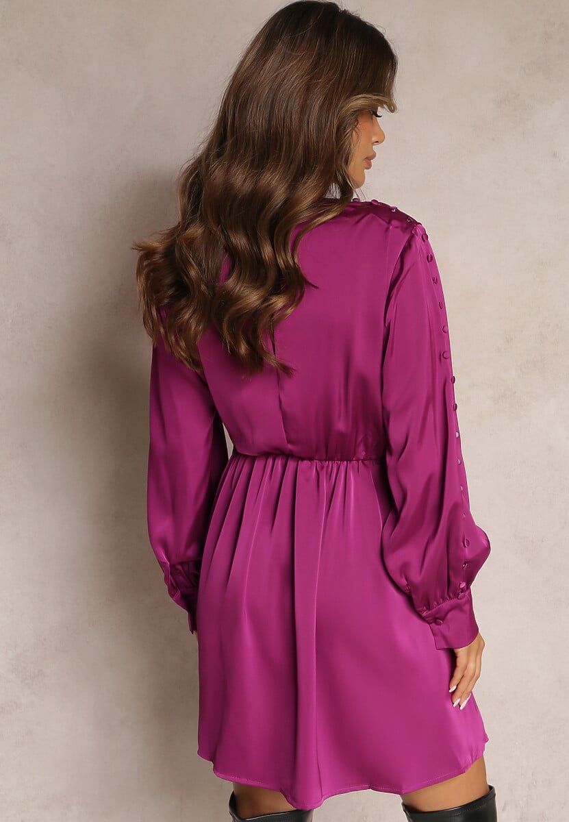 Fuksjowa Sukienka z Paskiem Ozdobionym Klamrą i Gumką w Talii z Kopertowym Dekoltem Carbanla