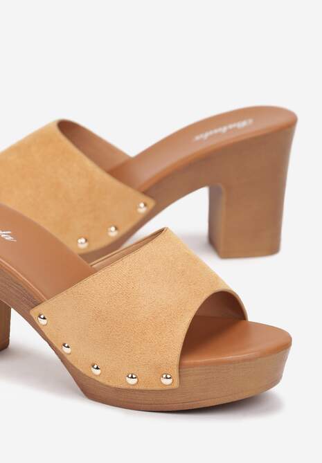 Brązowe Klapki na Słupku z Szerokim Paskiem z Nitami Leophelia