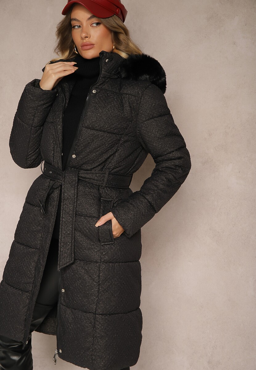 Czarna Kurtka z Pikowanymi Przeszyciami i Kapturem Zdobiona Tłoczeniami i Paskiem Ediara