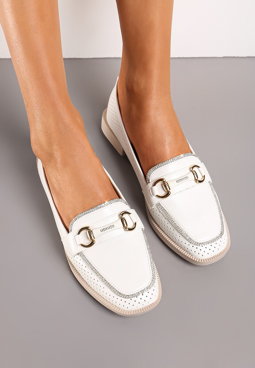 Białe Półbuty w Stylu Loafersów z Perforacją Drobnymi Cyrkoniami i Klamrą Keryth
