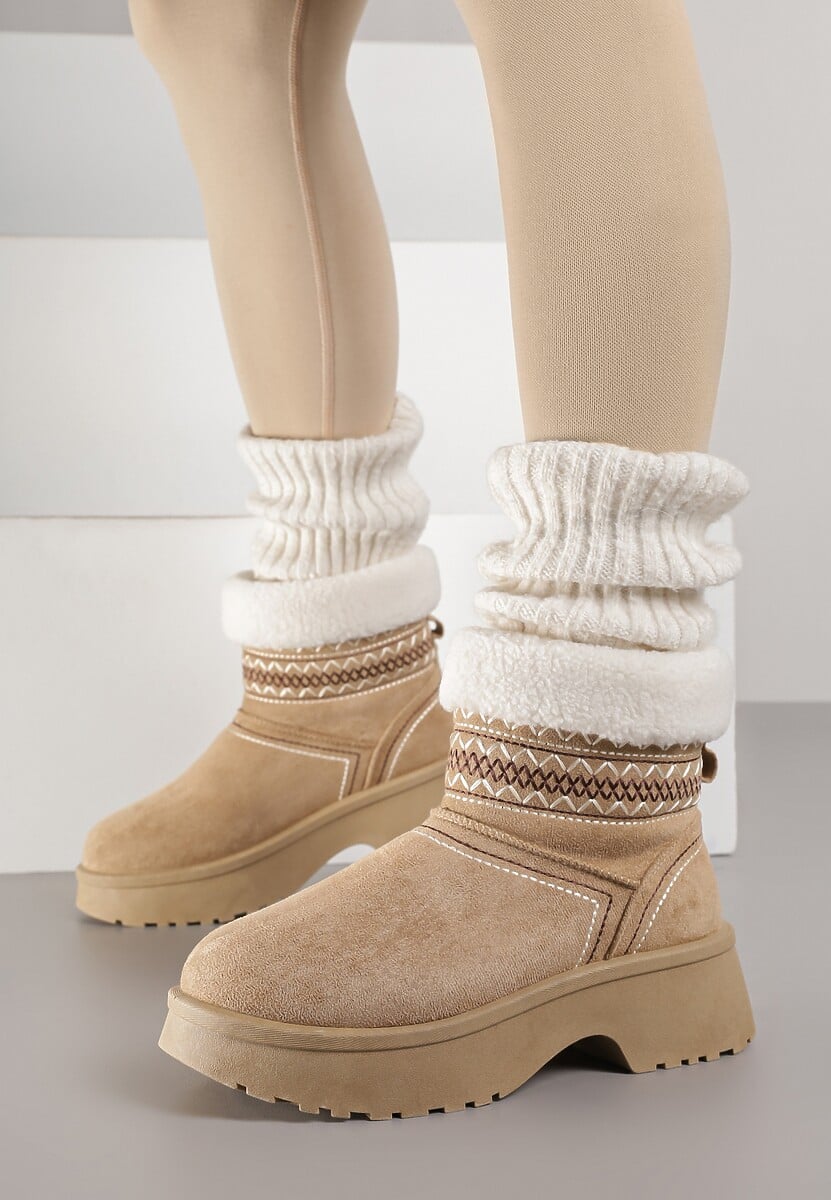 Ciemnobeżowe Krótkie Śniegowce Wsuwane z Haftem i Futerkiem przy Cholewce Miovadia