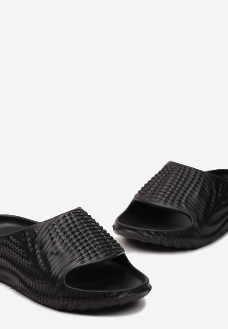 Czarne Klapki z lekkiej Pianki Ozdobione Wypukłym Tłoczeniem Konsia