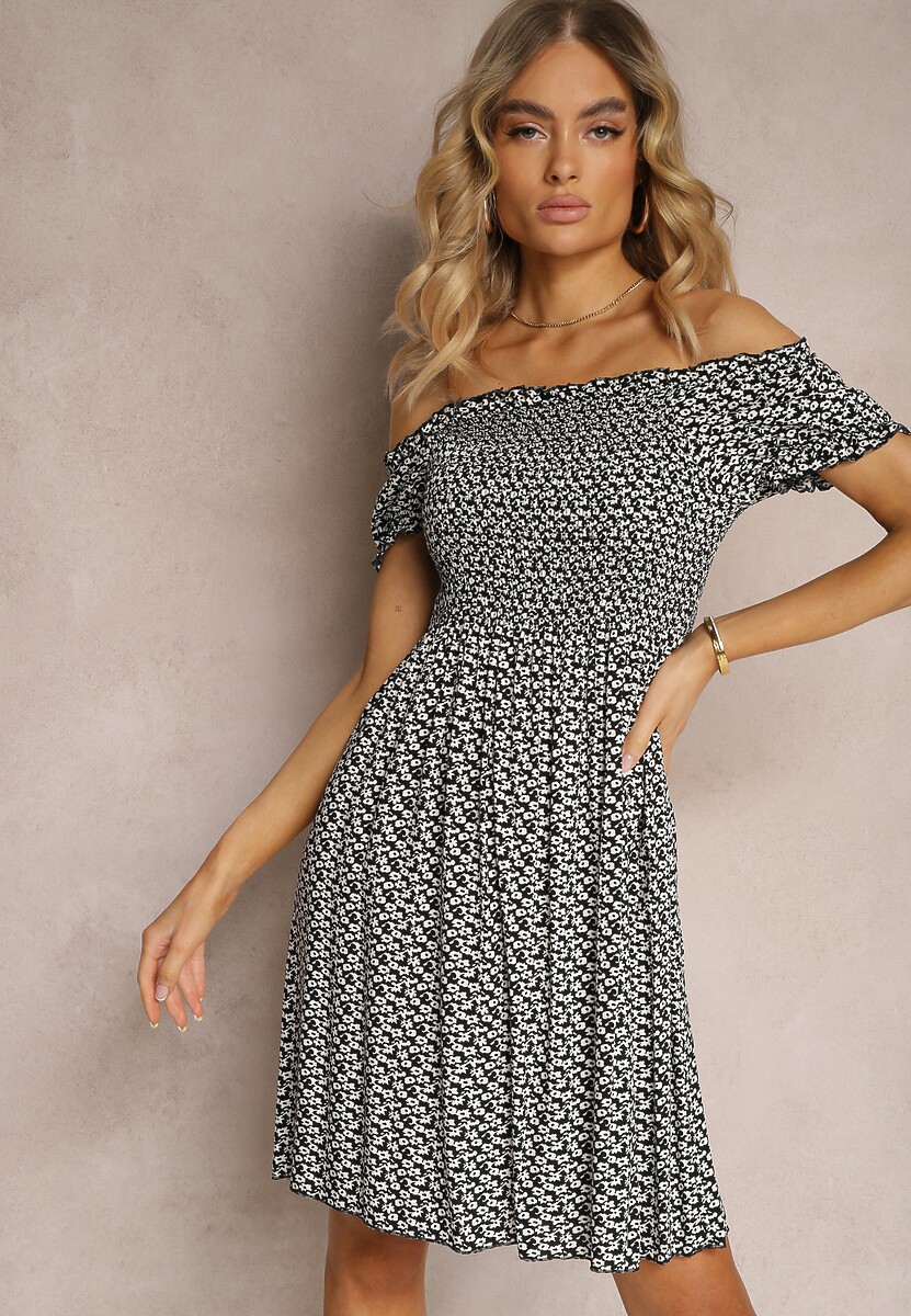 Czarno-Biała Kwiecista Sukienka z Wiskozy Typu Hiszpanka z Krótkim Rękawem i Marszczoną Górą Prosemia