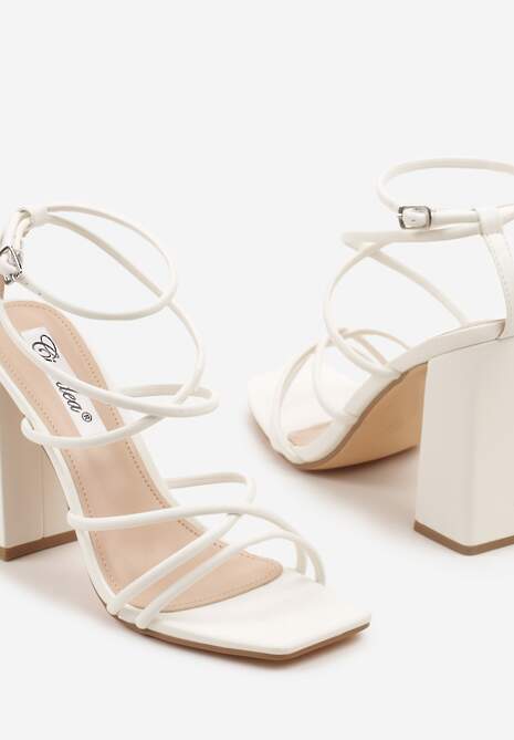 Białe Sandały na Słupku Ozdobione Kwadratowym Noskiem Nilusca