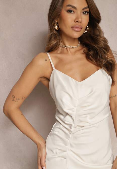 Jasnobeżowa Sukienka z Marszczonej Satyny z Regulowanymi Ramiączkami i Rozcięciem Caraluma