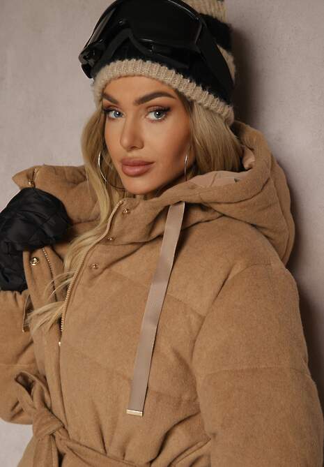 Beżowa Kurtka z Kapturem Paskiem i Rozcięciami na Napy Zdobiona Pikowanymi Przeszyciami Semandira