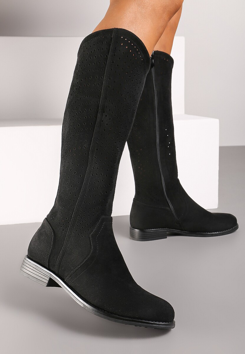 Czarne Kozaki na Płaskiej Podeszwie Ozdobione Ażurowym Wzorem Riviana