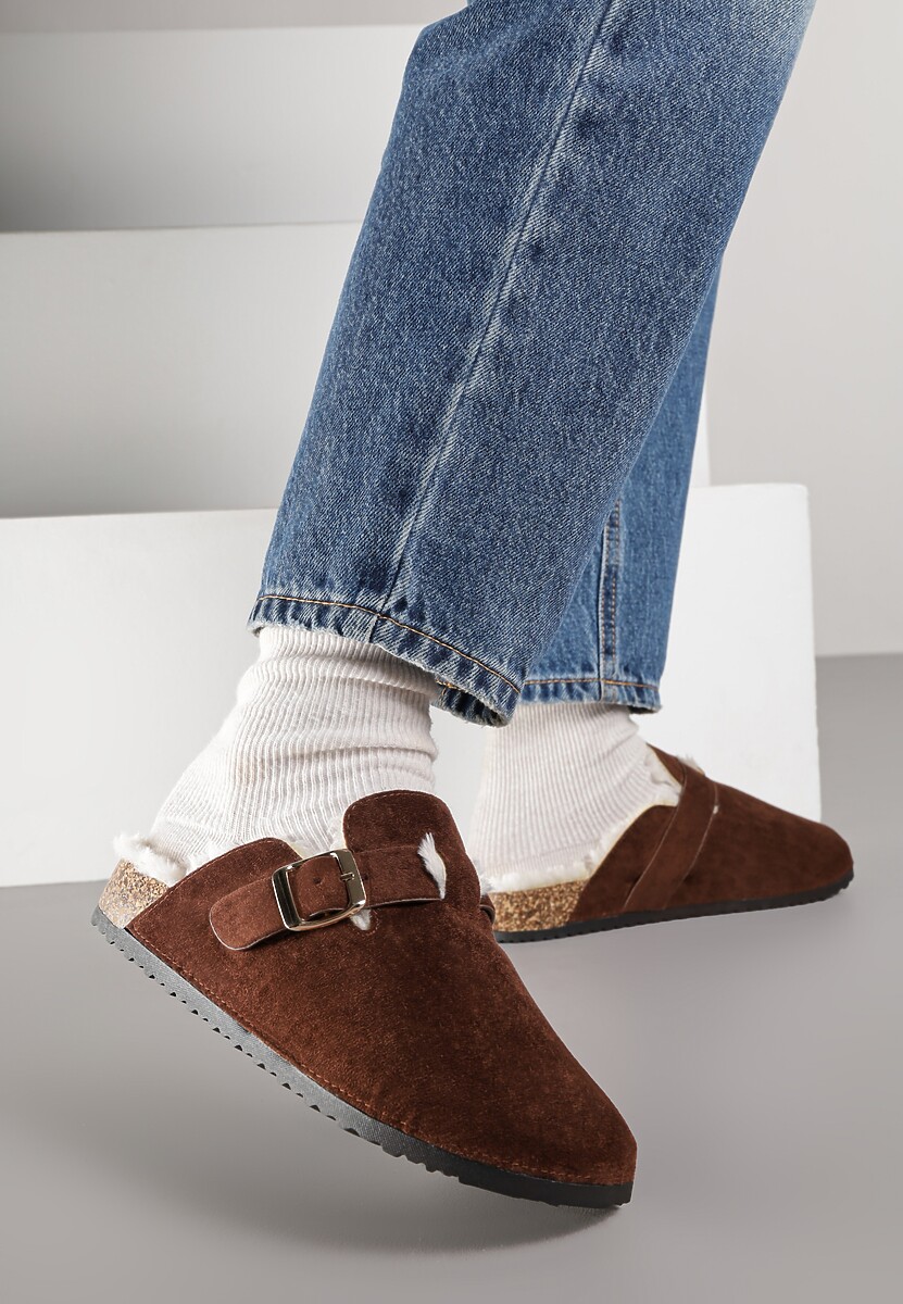 Ciemnobrązowe Kapcie na Płaskiej Podeszwie Ozdobione  Paskiem z Klamrą Ninnithra