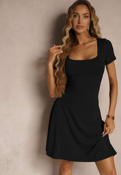 Czarna Sukienka z Wiskozą o Rozkloszowanym Kroju z Kwadratowym Dekoltem Miluriela