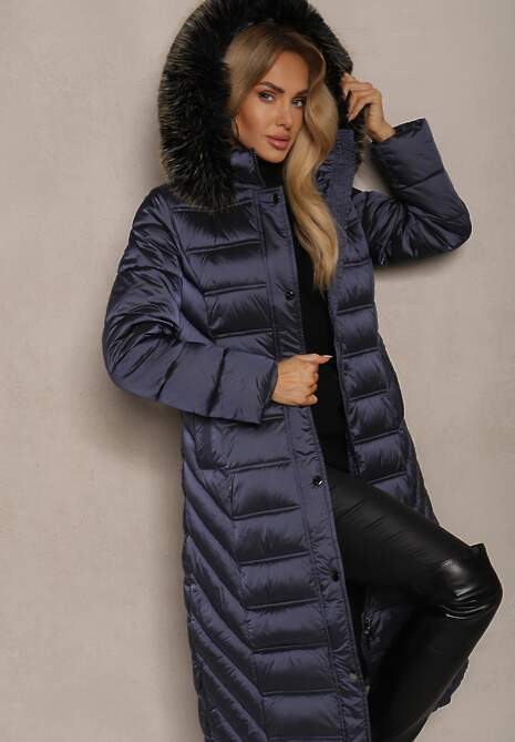 Granatowa Długa Kurtka Zimowa z Pikowanymi Przeszyciami i Odpinanym Kapturem z Futerkiem Tinnelia