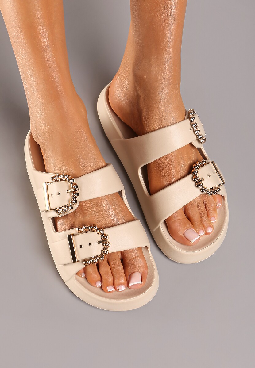 Beżowe Klapki na Płaskiej Podeszwie z Ozdobnymi Paskami i Metalicznymi Klamrami Missalori