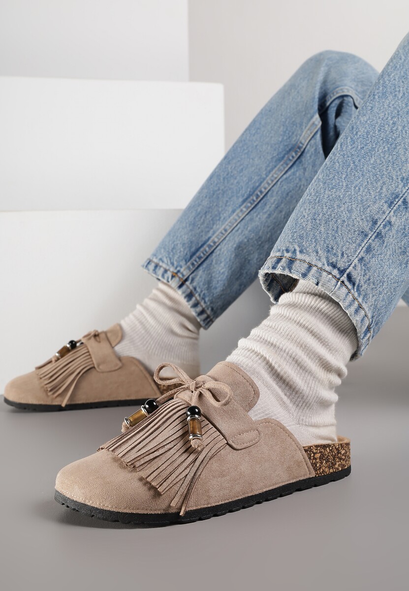 Ciemnobeżowe Boho Klapki Mule z Imitacji Zamszu z Frędzlami i Koralikami Elwedila