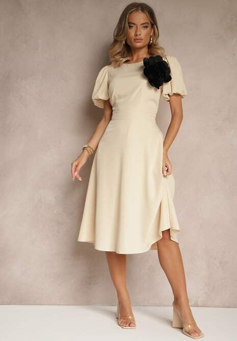 Beżowa Rozkloszowana Sukienka Vices Ozdobiona Odpinanym Kwiatem 3D Koleira